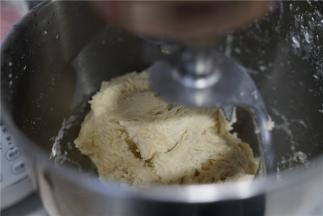 选择二档揉至面团融合，揉至差不多15分钟的样子。