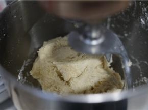 选择二档揉至面团融合，揉至差不多15分钟的样子。