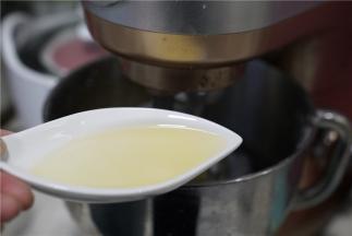 将玉米油加至到里面，继续揉至完全融合。