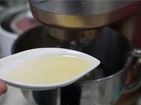 将玉米油加至到里面，继续揉至完全融合。