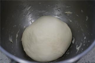 然后动微微揉整好面团，面团的弹性极好。手揉真的好费时，厨师机揉的话25分钟左右就可以完成。