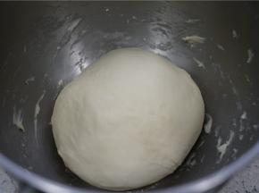然后动微微揉整好面团，面团的弹性极好。手揉真的好费时，厨师机揉的话25分钟左右就可以完成。