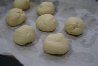 将面团分称好，每个面团都是50克，要是手艺好的朋友直接分切就可以。