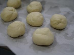 将面团分称好，每个面团都是50克，要是手艺好的朋友直接分切就可以。