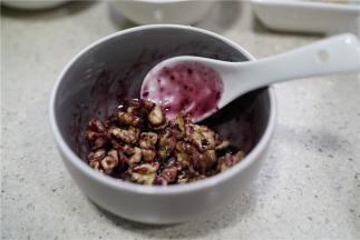 然后核桃仁芝麻蓝莓酱拌至在一起。