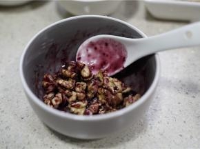 然后核桃仁芝麻蓝莓酱拌至在一起。