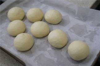 将拌好的馅料包在面团里面，然后铺上烘焙纸，摆出树的样子来就可以啦。