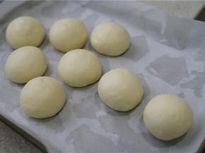 将拌好的馅料包在面团里面，然后铺上烘焙纸，摆出树的样子来就可以啦。