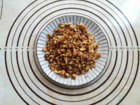 核桃去壳剥出核桃仁，用擀面杖擀成小颗粒