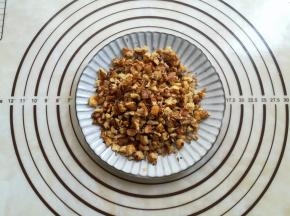 核桃去壳剥出核桃仁，用擀面杖擀成小颗粒
