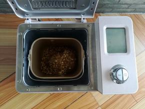 手动撒入核桃碎，面包机继续和面3分钟