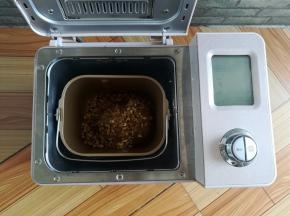 手动撒入核桃碎，面包机继续和面3分钟