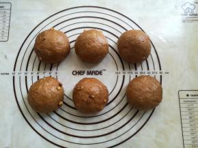 面团取出轻轻按压排气，平分成6个小面团，滚圆后盖保鲜膜松弛15分钟