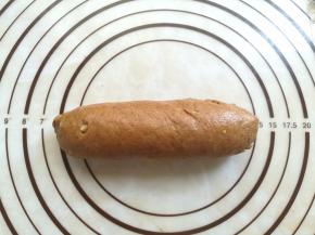 从下往上卷起来收口处捏紧朝下，左右2侧捏成梭子形状。