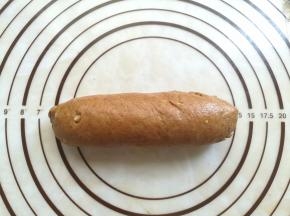 从下往上卷起来收口处捏紧朝下，左右2侧捏成梭子形状。