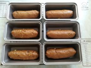 把卷好的面包放入迷你的小吐司盒里