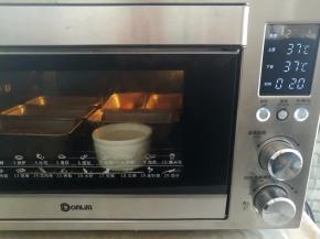 模具放入烤箱中37度发酵20分钟，烤箱里放一碗温水保持湿度