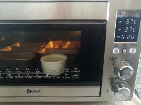 模具放入烤箱中37度发酵20分钟，烤箱里放一碗温水保持湿度