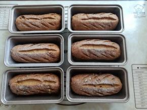 发大到2倍大，在面团上撒一层糖粉，用割包刀画出喜欢的花纹