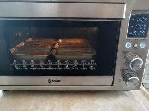 面团放入预热好的烤箱下层，上火140度下火170度烤20分钟