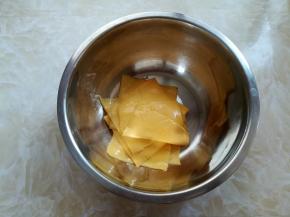 取9块芝士片放入盆子里软化