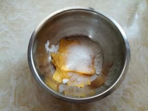 用打蛋器把芝士片和白砂糖简单混合