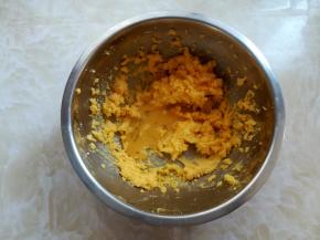 低速打发到顺滑，分2次加入蛋液