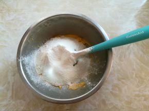 加入过筛的低筋面粉和小苏打粉