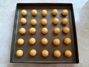 芝士面团取出按照每个14-15克，平均分成25个，揉成小的圆形