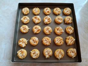 在芝士饼干胚上挤上适量的沙拉酱