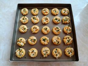 撒适量的葱花，也可以撒芝麻，沙拉酱能丰富饼干的味道层次，要是没有也可以不放。