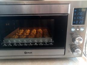 芝士饼干放入预热好的烤箱下层，参考上火170度下火175度20分钟