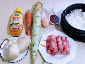 准备食材，配菜可以根据个人喜欢任意调换，我完全是就地取材哈～