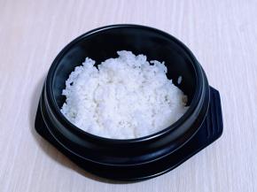 首先将砂锅底部刷一层食用油，再把熟米饭倒入啥锅中，放旁边备用。