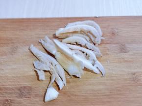 平菇冲洗干净，切条状。