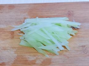 莴笋比较大，所以用了半根，去皮切丝。