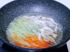 再加入莴笋丝，胡萝卜丝，焯水40秒，捞出淋干水分备用。