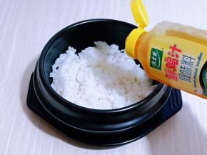 先淋上2g鲜鸡汁。(也就是食材中的一半)