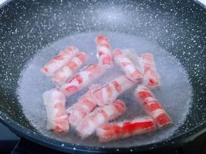 肥牛焯水: 锅中水烧开后，加入肥牛，变色后立即捞出。