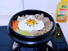 将煎好的荷包蛋放在上面，撒上少许熟黑芝麻，开小火大约3-5分钟，听到米饭发出滋拉滋拉的声音可以关火，锅底的米饭会有有一层锅巴，特别香。(一定要小火，一定要小火，一定要小火，重要的事情说三遍。）