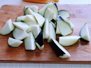 首先将茄子洗干净，再切菱形块。