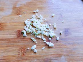 大蒜去皮，切碎。
