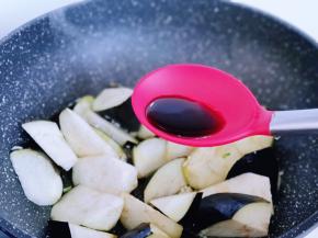 加入切好的茄子小火煸炒，加入生抽。