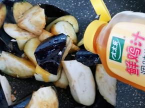 再挤入鲜鸡汁，翻炒均匀。