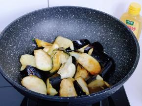 加入1小碗纯净水，大火烧开，转中火将茄子烧熟即可。