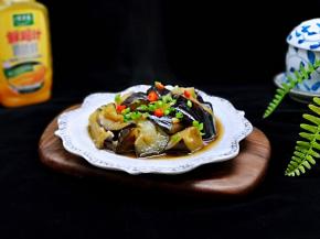 撒了一些红辣椒段做装饰。