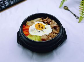 戴上隔热手套将砂锅端下来放在托盘上。