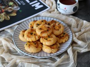 芝士饼干烤熟后取出放凉一会就可以吃了