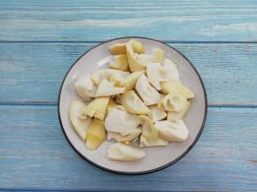 笋尖洗干净，然后切成滚刀块