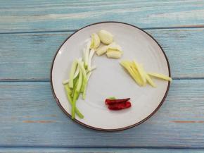 姜切成长条，蒜用刀拍一下，葱和小米椒一切两半